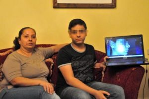 Parmak izleri y&uuml;z&uuml;nde &ccedil;ıktı