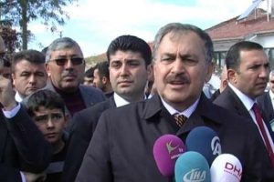 Bakan, AK Parti bayraklarını s&ouml;kt&uuml;rd&uuml;