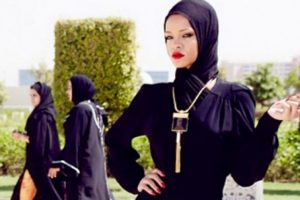 Rihanna tesett&uuml;re girdi!