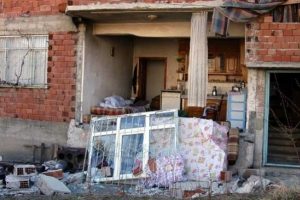 Gelin alma sırasında balkon &ccedil;&ouml;kt&uuml;