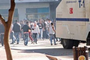 'Derbi' &ouml;ncesi taraftar kavgası