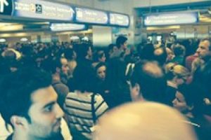 Havalimanında 1 kilometrelik kuyruk