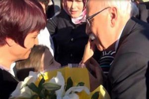 Bakan Avcı'nın bıyıklarıyla oynadı