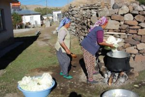 K&ouml;ylerde &ccedil;etin kış i&ccedil;in gıda stoku