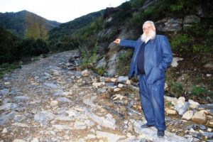 40 yıllık muhtardan bozuk yol tepkisi