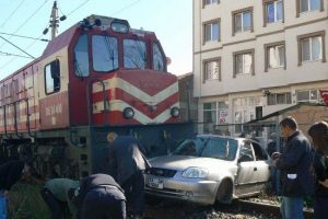 Y&uuml;k treni otomobile &ccedil;arptı