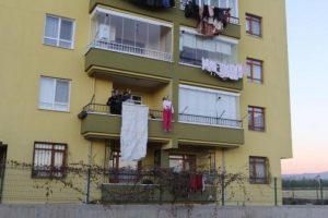 Kocasının boğazını kesip kendini astı