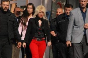 &Ouml;l&uuml;me terkedilen bebek hastanede d&uuml;nyaya gelmiş
