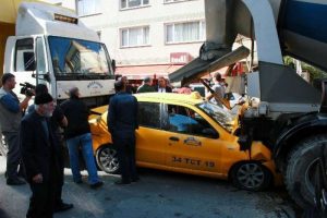 Hurdaya d&ouml;nen ara&ccedil;tan sağ &ccedil;ıktı