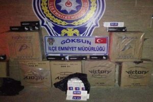 Polisin kovaladığı otomobilden ka&ccedil;ak sigara &ccedil;ıktı