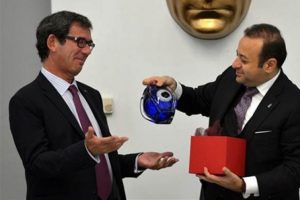 Bakan Bağış'tan Ripert'e nazar boncuklu hediye
