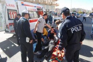 Yaralı &ccedil;ifte yoldan ge&ccedil;en doktor m&uuml;dahale etti