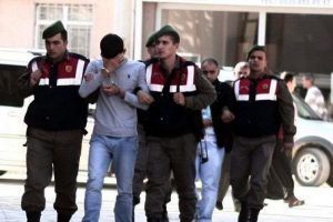 &Ouml;nce kameralara sonra jandarmaya yakalandılar