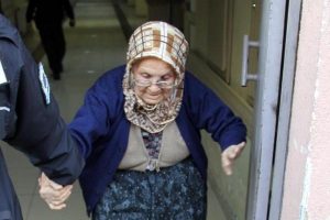 80 yaşındaki annesine yumruk mu attı?