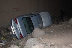 Otomobil şarampole yuvarlandı