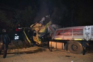 TIR, yolcu otob&uuml;s&uuml; ve minib&uuml;s&uuml;ne &ccedil;arptı
