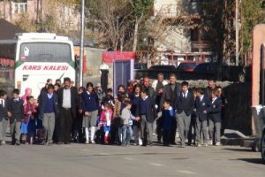 &Ouml;ğrenciler ve velileri servis i&ccedil;in belediyeye y&uuml;r&uuml;d&uuml;