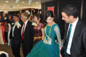 Milletvekilinin oğluna nişanda dolar yağmuru