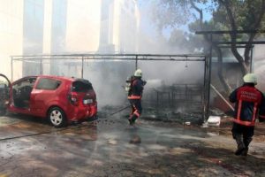 Yanan arabasını g&ouml;r&uuml;nce g&ouml;zyaşlarına boğuldu