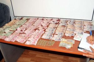 Suriyeli dilenci &ccedil;iftten bin 300 lira &ccedil;ıktı
