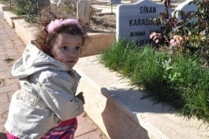 Azra depremde &ouml;len babasının mezarını ziyaret etti