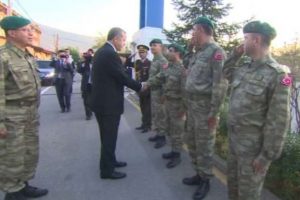Başbakan Kosova'daki Mehmet&ccedil;iği ziyaret etti