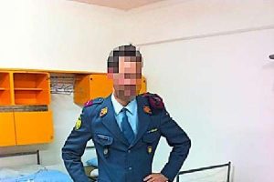 &Uuml;niforma altına etek giyen askere para cezası