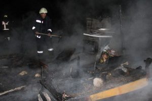 Yanan &ccedil;adırdaki bebek son anda kurtarıldı