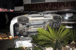 Otomobille d&ouml;nercinin &ouml;d&uuml;ndeki bah&ccedil;eye girdi