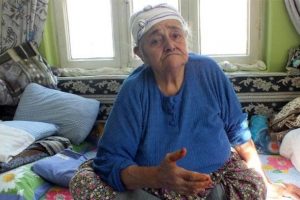 Yaşlı kadını dolandırdılar