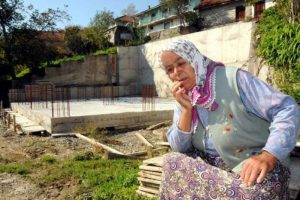 K&ouml;pr&uuml; faciasında hem eşini hem evini kaybetti