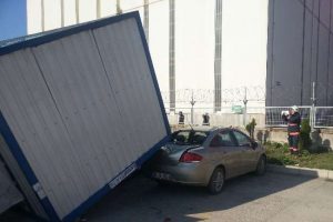 Hız yapan TIR ara&ccedil;ların &uuml;zerine u&ccedil;tu