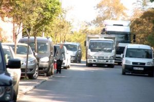 Kaldırım otopark oldu, yayalar yolda y&uuml;r&uuml;d&uuml;