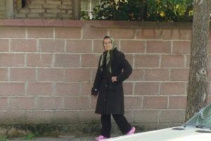 Kiracısının oturduğu ev yanarken seyretti