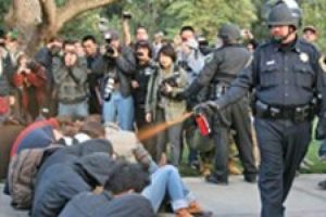 Biber gazcı polise &ouml;d&uuml;l gibi tazminat