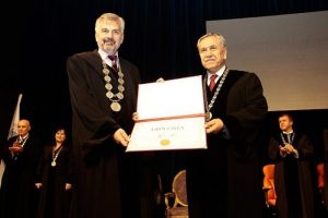 Arın&ccedil;'a Bosna Hersek'te fahri doktora unvanı