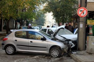 İki s&uuml;r&uuml;c&uuml; direğe birlikte &ccedil;arptı