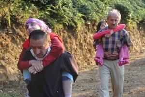 Engelli kızlarını sırtında taşıyor