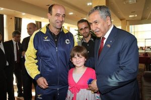 Arın&ccedil; tedavi ettirdiği Boşnak kızı Amina ile g&ouml;r&uuml;şt&uuml;