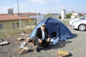 Eski milletvekili cezaevi &ouml;n&uuml;nde &ccedil;adır kurdu