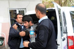Polisi taşlayan 4 kişi g&ouml;zaltında