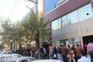 A&ccedil;ık&ouml;ğretim &ouml;ğrencilerinin kuyruk &ccedil;ilesi