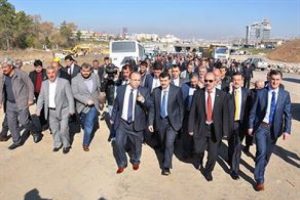 ODT&Uuml; yoluna minib&uuml;s ve taksicilerden destek