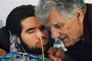 Oğlunu 22 yıl fazla yaşatan adam &ouml;ld&uuml;