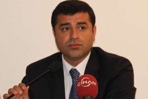 Demirtaş'tan g&uuml;l&uuml;mseten a&ccedil;ıklama