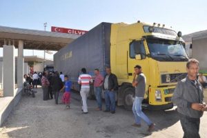 TIR şof&ouml;rleri sınırı kapattı