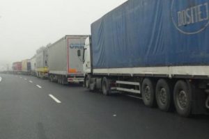 Sınır kapısında 12 kilometre kuyruk