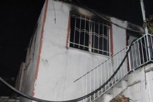 Aranan cinayet ş&uuml;phelisi ev kundakladı iddiası!