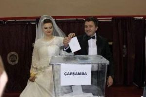 Gelinlik ve damatlıkla oy kullandılar