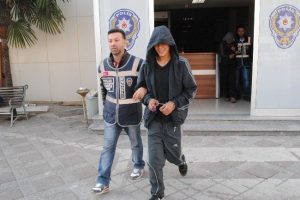 Ak&uuml; hırsızları polise yakalandı